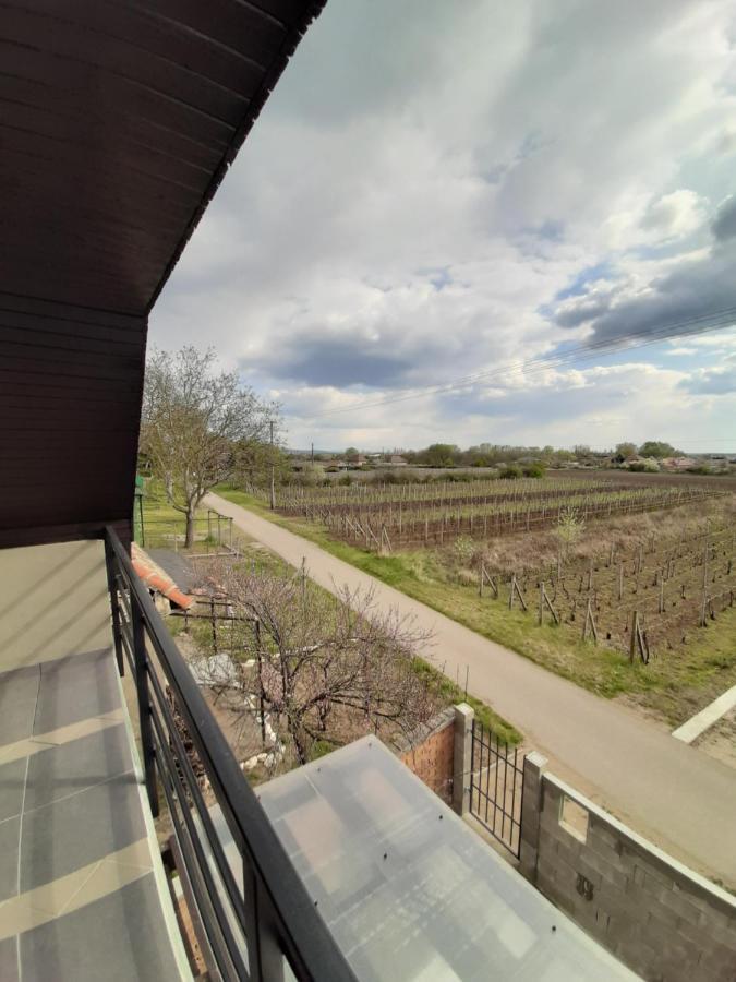 Grapeline Guesthouse Chotin Exterior photo